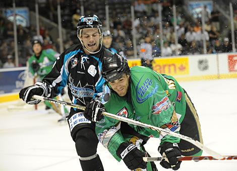 Franklin MacDonald, Liwest Black Wings Linz verteidigt gegen die #23 Eric Nystrom, London Knights.