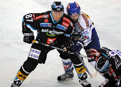 #87 Winfried Rac, Stuermer, EHC Liwest Black Wings Linz und die #21 Nicolas Petrik, EC Pasut VSV im Zweikampf.