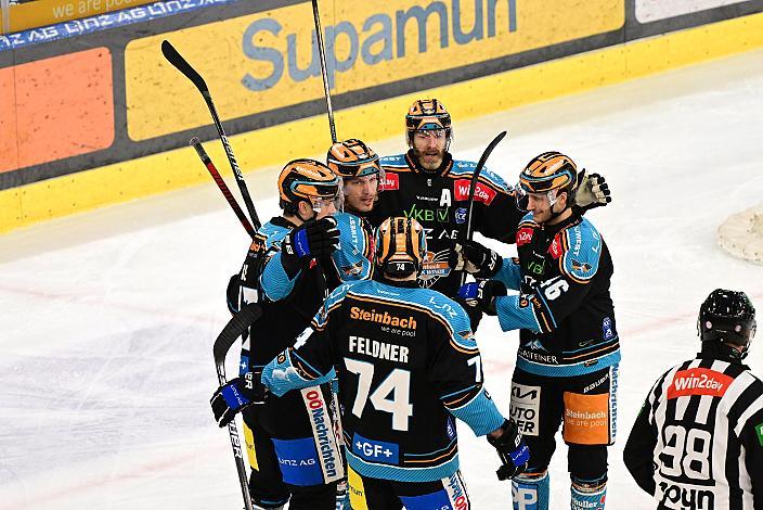 Die Steinbach Black Wings Linz feiern das Tor zum 2 zu 0 durch Brian Lebler (Steinbach Black Wings Linz)  Win2Day ICE Hockey League,  Steinbach Black Wings Linz vs  EC VSV,  Linz AG Eisarena 