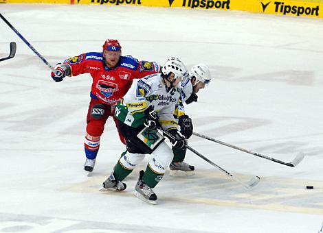 #7 Milan Toman, Verteidiger, HC Mountfield Budweis hat gegen die #23 Lukas Pech und #34 Vaclav Skuhravy, HC Energie Karlovy Vary, dass nachsehen.