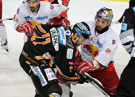 Philipp Lukas Liwest Black Wings Linz im Duell mit Thomas Koch EC Red Bull Salzburg