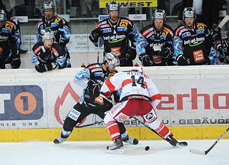 Andreas Reisinger Liwest Black Wings Linz und Johannes Reichel EC KAC