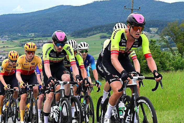 das Peloton mit Moran Vermeulen (AUT, Team Vorarlberg). Wels - Aigen - Schlägl, 14. Int. Raiffeisen OÖ-Radrundfahrt UCI Kat. 2.2