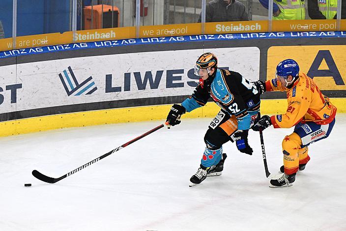 Luka Maver (Steinbach Black Wings Linz) , Matteo Vittorio Gennaro (Migross Supermercati Asiago Hockey 1935)   Win2Day ICE Hockey League,  Steinbach Black Wings Linz vs Migross Supermercati Asiago Hockey,  Linz AG Eisarena 