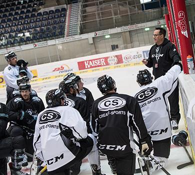 Head-Coach Troy Ward (EHC Liwest Black Wings Linz) vor der Mannschaft 