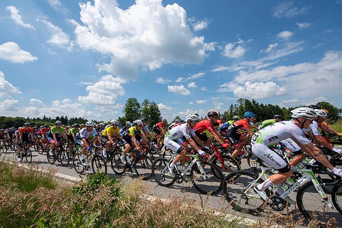 Das Hauptfeld mit Daan Soete (BEL, Team De Stoempersclub Leuven) im Gelben Raiffeisen Trikot des Gesamtführenden, 1. Etappe Wels - Maria Schmolln, Int. Raiffeisen Oberösterreich Rundfahrt UCI Kat. 2.2