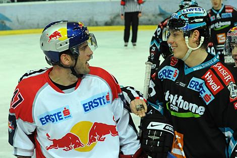 #15 Matthias Iberer, Stuermer, EHC Liwest Black Wings Linz im Gespraech mit dem Salzburger #47 Darryl Bootland, Red Bull Salzburg. 