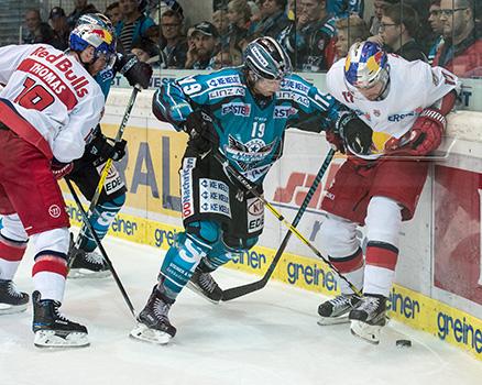 Joel Broda (EHC Liwest Black Wings Linz) und Brett Olson (EC Red Bull Salzburg) EHC Liwest Black Wings Linz vs EC Red Bull Salzburg