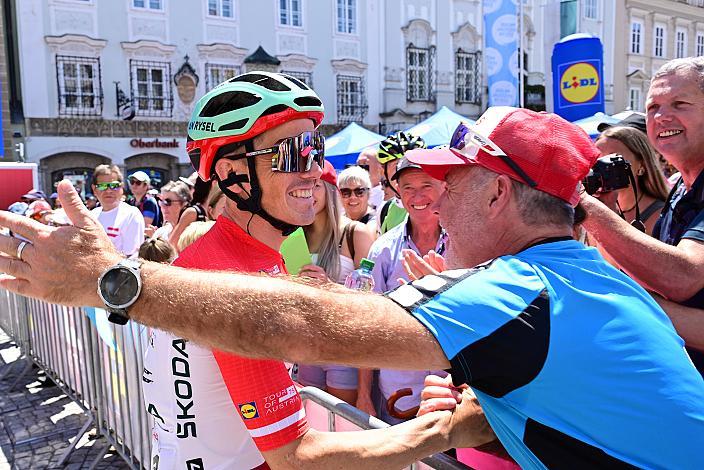 Im Roten Lidl - Trikot des Gesamtführenden der Lidl Tour of Austria Gregor Mühlberger mit der Familie