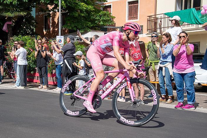 Tadej Pogacar (SLO, UAE Team Emirates) im Rosa Terikot des Gesamtführenden des 107. Giro d Italia, Stage 20, Alpago - Bassano del Grappa, km 184