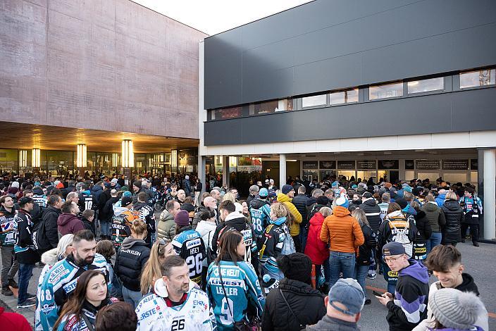 Andrang zum Heimspiel der Black Wings unter dem Motto Retro Night, Steinbach Black Wings Linz vs EC ID Wärmepumpen VSV, 47. Runde, Retro Night, ICE Hockey League, Steinbach Black Wings Linz, Linz AG Eisarena