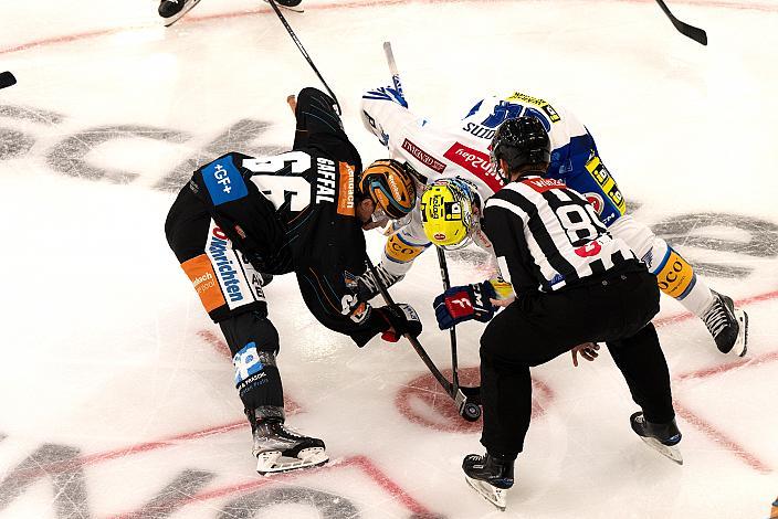 Stefan Gaffal (Steinbach Black Wings Linz), Andrew Desjardins (EC iDM Wärmepumpen VSV) Steinbach Black Wings Linz vs EC iDM Wärmepumpen VSV, 1. Runde, Steinbach Black Wings Linz, Linz AG Eisarena 