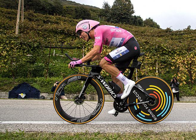 Joao Almeida (POR, Deceuninck - Quick Step) im Rosa Trikot des Gesamtführenden Conegliano - Valdobbiadene (Prosecco Superiore Wine Stage)  14. Etappe, 103. Giro d Italia 