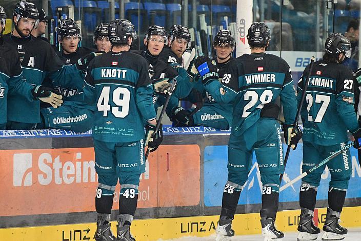 Die Steinbach Black Wings Linz feiern das Tor zum 2. zu 0, Oskar Maier (Steinbach Black Wings Linz)Testspiel Steinbach Black Wings Linz vs EC VSV, Linz AG Eisarena