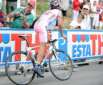 Alberto Contador, Team Saxo Bank, stuermt den Nevegal