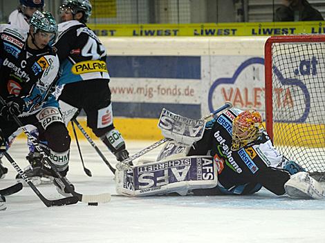 Lorenz Hirn, Tormann Linz in Aktion. EHC Liwest Black Wings Linz vs. EC Rekord Fenster VSV