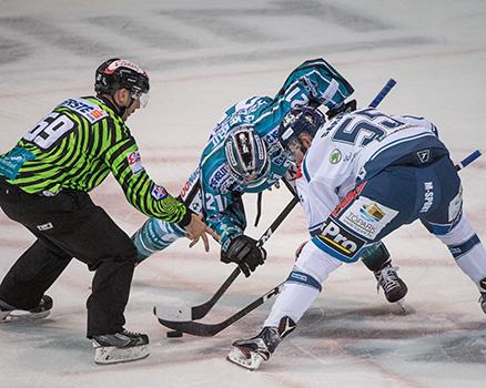 Philipp Lukas (EHC Liwest Black Wings Linz) und Andrew Sarauer (Fehervar AV 19) EHC Liwest Black Wings Linz vs Fehervar AV 19