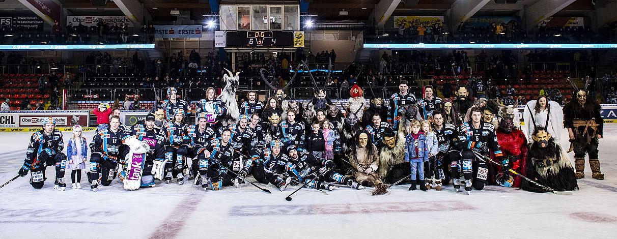 Im Bild: die Black Wings mit Perchten, Eishockey,  EHC Liwest Black Wings Linz vs HCB SÃ¼dtirol Alperia 