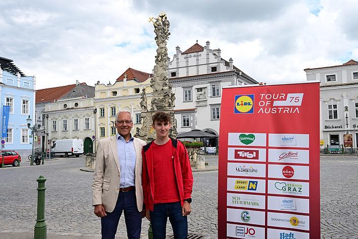 Gerhard Zadrobilek (AUT, Ö-Rundfahrtssieger 1981), Alexander Hajek (AUT, Red Bull - Bora - hansgrohe) Pressekonferenz zur 5. Etappe Startort Langenlois NÖ; Herren Elite, Tour of Austria