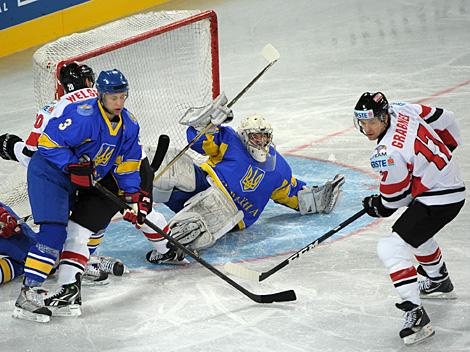 #17 Michael Grabner, AUT vor der #1 Tormann Igor Karpenko, Ukraine, Team Austria. Oesterreich und Team Ukraine