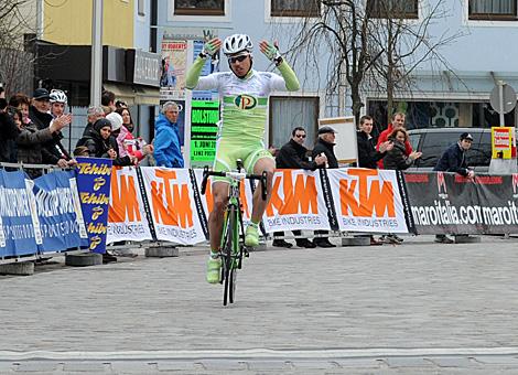 Sieger Matej Marin, Team Perutnina Ptuj feiert den Sieg in Leonding