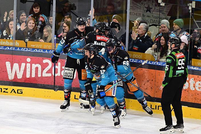Jonathan Oschgan (Steinbach Black Wings Linz) feiert den Treffer zum 1 zu 0, 48. Runde ICE, Steinbach Black Wings Linz vs Vienna Capitals, Linz AG Eisarena