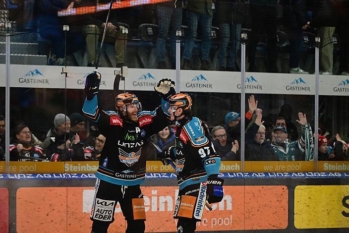 Die Steinbach Black Wings Linz feiern das Tor zum 2 zu 2,  Sean Collins (Steinbach Black Wings Linz), Luka Maver (Steinbach Black Wings Linz), Win2Day ICE Hockey League,  Steinbach Black Wings Linz vs EC Red Bull Salzburg,  Linz AG Eisarena