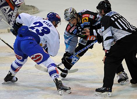 Philipp Lukas,Linz und Matthew Ryan, VSV, Liwest Black Wings Linz vs. EC Record Fenster VSV