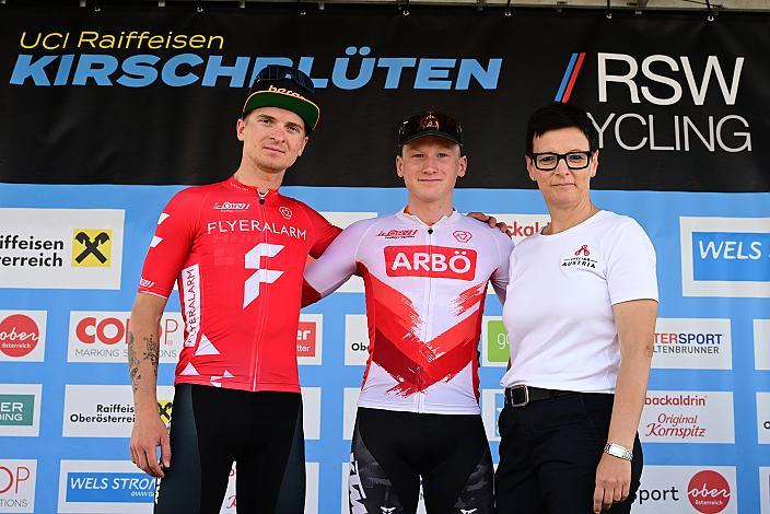 Die Trikotträger v.l. Jaka Primozic (SLO, Hrinkow Advarics), Sebastian Putz (AUT, Tirol KTM Cycling Team), ÖRV Vizepräsidentin Michaela Nussbaumer, Herren Elite, U23, Road Cycling League Austria, 62. Raika Kirschbluetenrennen, Wels, Oberösterreich