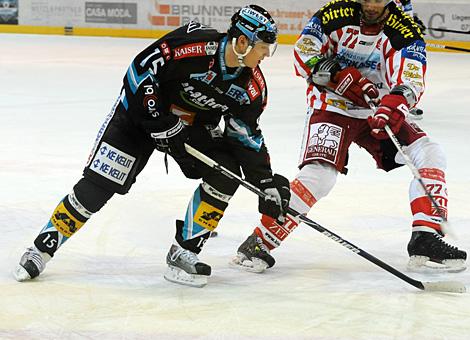 #15  Matthias Iberer, Stuermer, Liwest Black Wings Linz im Duell mit Sean Brown, KAC.