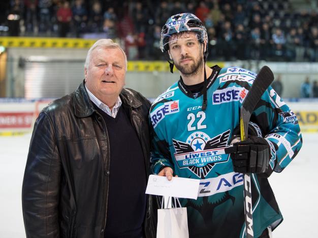 Spieler des Abends Rick Schofield (EHC Liwest Black Wings Linz)  EHC Liwest Black Wings Linz vs HCB Suedtirol Alperia 5. Viertelfinale