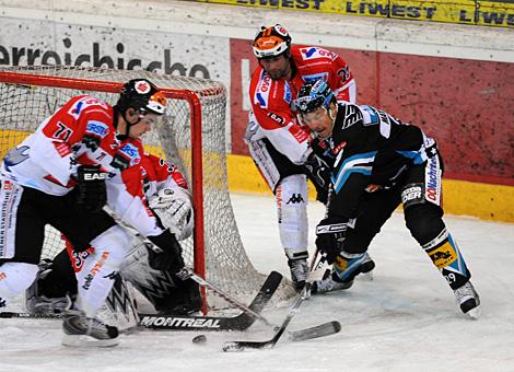 #29 Markus Matthiasson, Stuermer, EHC Liwest Black Wings Linz vor dem Tor der Innsbrucker Markus Bacher.