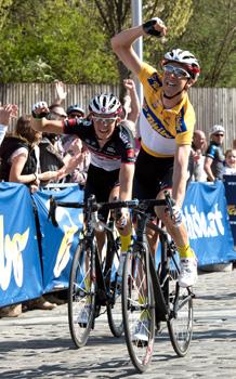 Der Sieger Josef Benetseder, Tirol Cycling Team, jubelt vor dem 2. Platz Gregor Muehlberger, Tirol Cycling Team 