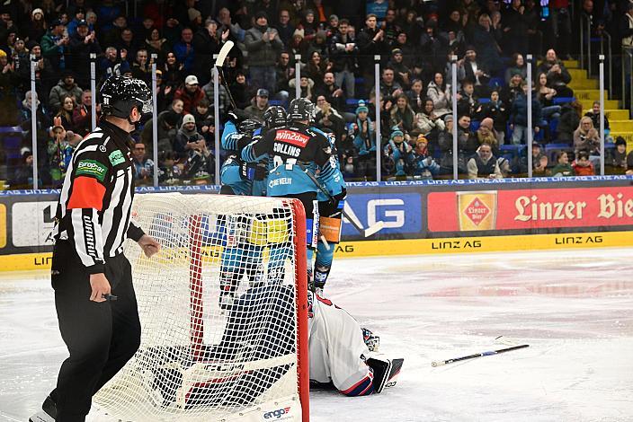 Julian Pusnik (Steinbach Black Wings Linz) feiert das Tor zum 4 zu 0 mit Sean Collins (Steinbach Black Wings Linz), , Tormann Rasmus Reijola (Hydro Fehervar AV 19) 34. Runde ICE, Steinbach Black Wings Linz vs Hydro Fehervar AV 19, Linz AG Eisarena