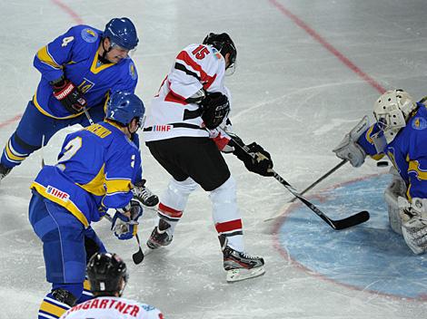 #15 Manuel Latusa, AUT scort gegen #1 Tormann Igor Karpenko, Ukraine, Team Austria. Oesterreich und Team Ukraine