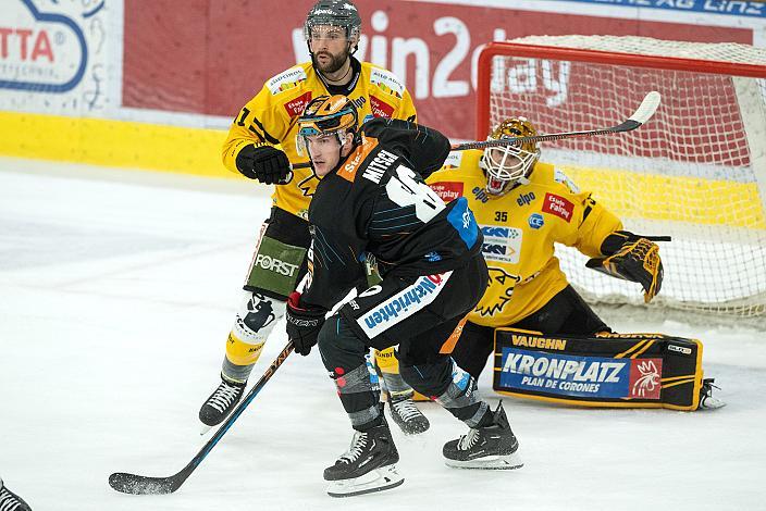 Jakob Mitsch (Steinbach Black Wings Linz), Daniel Catenacci (HC Pustertal Wölfe), Tormann Tomas Sholl (HC Pustertal Wölfe),  Steinbach Black Wings Linz vs HC Pustertal Woelfe, 7. Runde ICE Hockey League, Steinbach Black Wings Linz, Linz AG Eisarena 