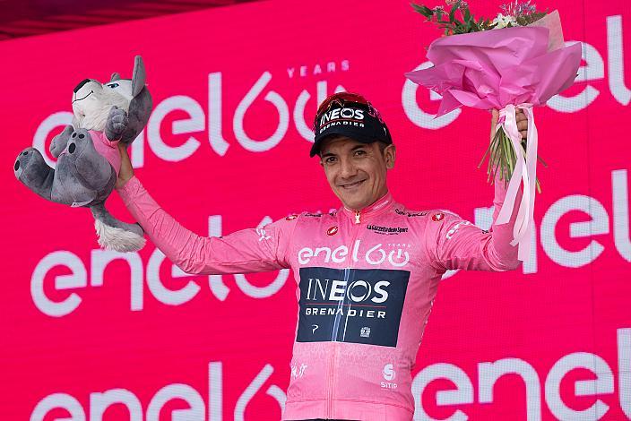 Richard Carapaz (ECU, Ineos Grenadiers) im Rossa Trikot des Gesamtführenden Stage 17 Ponte di Legno - Lavarone, 105. Giro d Italia, UCI Worl Tour