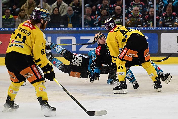 Luka Maver (Steinbach Black Wings Linz), Brodi Stuart (Steinbach Black Wings Linz), Zane Franklin (spusu Vienna Capitals), Willie Raskob (Vienna Capitals),  Win2Day ICE Hockey League,  Steinbach Black Wings Linz vs Spusu Vienna Capitals,  Linz AG Eisarena 