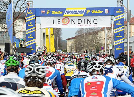 Das Hauptfeld am Start zum Eroeffnungsrennen.