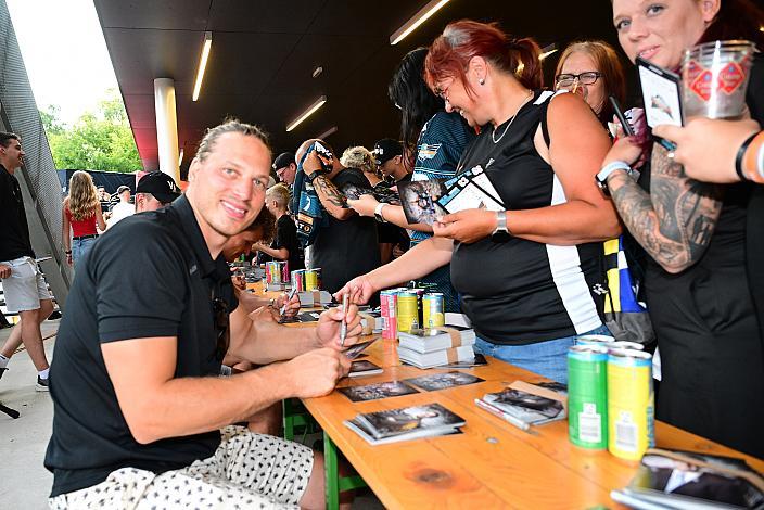 Riesen Begeisterung der Fans bei der Spielervorstellung Brian Lebler (Steinbach Black Wings Linz) (Steinbach Black Wings Linz) Erstes Eistraining, Steinbach Black Wings Linz , Linz AG Eisarena 