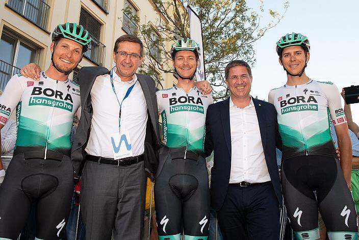 Lukas Pöstlberger (AUT, Bora - Hansgrohe), Wirtschafts- und Sport-Landesrat Markus Achleitner (Oberösterreich), Felix Grossschartner (AUT, Bora - Hansgrohe), Bürgermeister Dr. Andreas Rabl, Wels , Patrick Gamper (AUT, Bora - Hansgrohe). Innenstadtkriterium Wels, Radsport, Kriterium