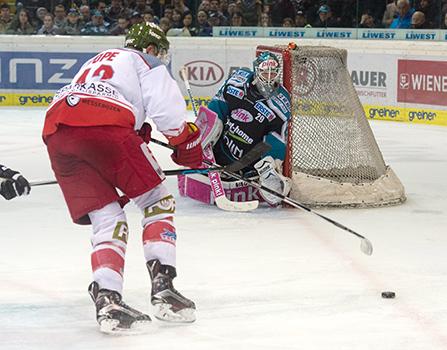 Matt Pope (HCB Suedtirol) und Tormann Michael Ouzas (EHC Liwest Black Wings Linz), EHC Liwest Black Wings Linz vs HCB Suedtirol 4. Viertelfinale