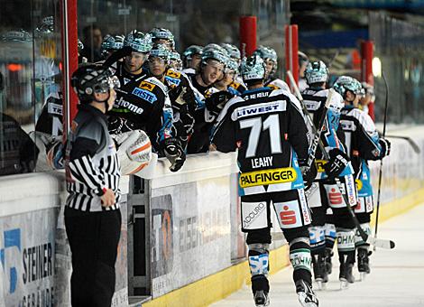 Die Linzer feiern die Fuehrung gegen Straubing, Liwest Black Wings Linz vs Straubing Tigers 
