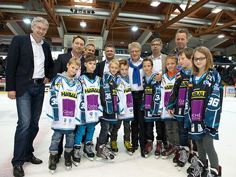 Sponsoren und der Linzer Buergermeister Klaus Luger Uebergeben Trikots an den Nachwuchs der Linzer Black Wings, EHC Liwest Black Wings Linz vs HCB Suedtirol, v.l. LR Michael Strugl, Martin Hainbuchner, Ing. Peter Freunschlag, (Praesident Liwest Black Wing