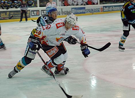 #49 Henrik Malmstroem, HK Acroni Jesenice im Zweikampf mit der #19 Rob Shearer, EHC Liwest Black Wings.