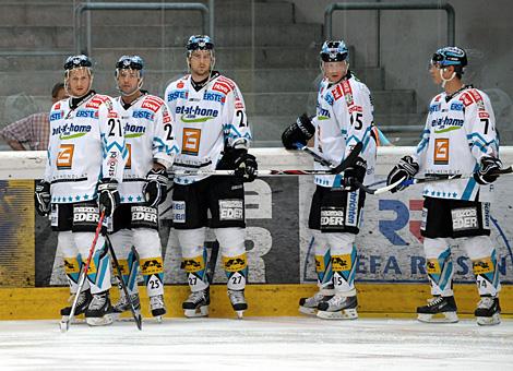 Philipp Lukas, Mark Szuecs, Gerd Gruber, Matthias Iberer und Daniel Oberkofler, Liwest Black Wings Linz, erwarten das erste Match der Saison 2009-2009. 