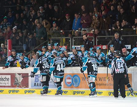 Linz feiert den Heimsieg gegen Innsbruck, EHC Liwest Black Wings Linz vs HC TWK Innsbruck  Die Haie