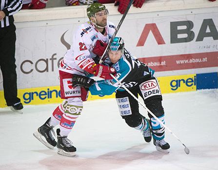 Robert Lukas (EHC Liwest Black Wings Linz) und Alex Foster (HCB Suedtirol) EHC Liwest Black Wings Linz vs HCB Suedtirol