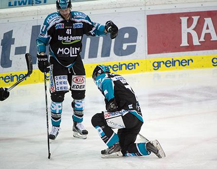 Mario Altmann (EHC Liwest Black Wings Linz) und Travis Roche (EHC Liwest Black Wings Linz) verletzt am Eis, EHC Liwest Black Wings Linz vs HCB Suedtirol 4. Viertelfinale