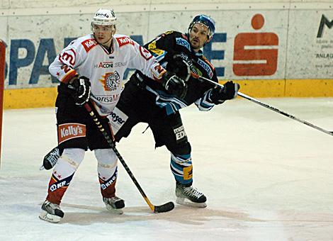 #44 Cameron Severson, Liwest Black Wings Linz und der Verteidiger #27 Miha Rebolj, HK Acroni Jesenice.